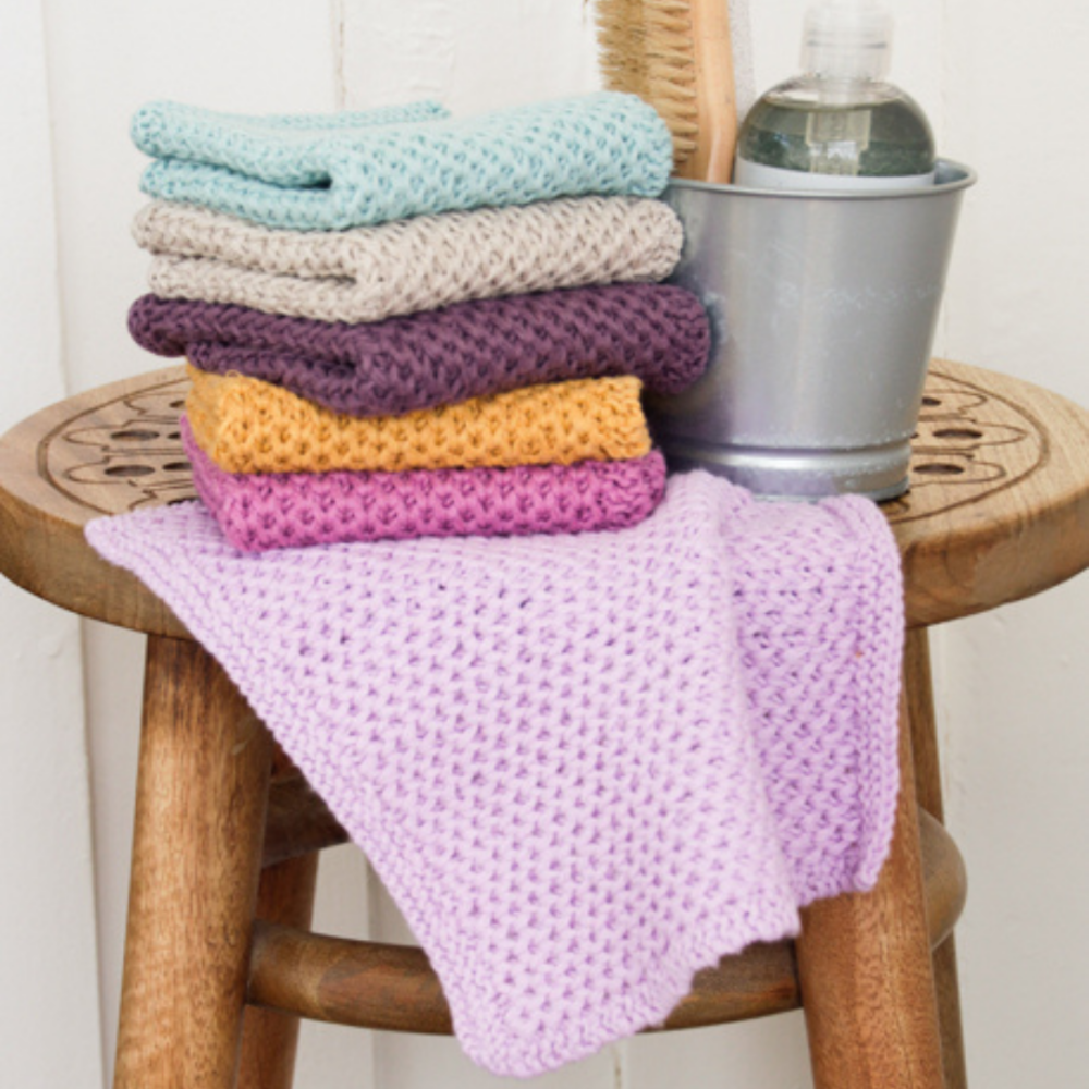 Drops Cotton Light - 50 % medvilnė - 50 % poliesteris - 50 g - 105 m - mikro poliesterio siūlai- minksti - vasaros siulai - nerimui - mezgimui - namu tekstiles gaminiams - namų dekorui - megztiniui - vaikams - Siulu dama