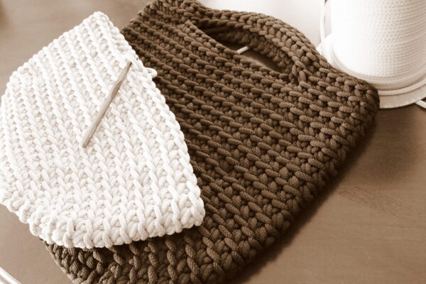 nertos tases scaled - Siulų dama - siūlai mezgėjoms megzti kojines megztinius šalikus šalikas megztinis siūlų parduotuvė pigiausi siūlai geriausi pasiūlymai nemokama registracija - Siūlų Dama Siūlų pasaulis https://siuludama.lt <strong>Storis</strong>: 6 mm storio <strong>Ilgis</strong>:  200 metrų virvės ritėje <strong>Rekomenduojamas vąšelis:</strong> nuo 8 mm iki 12 mm (priklauso nuo norimo tamprumo) VRV-marga-6mm
