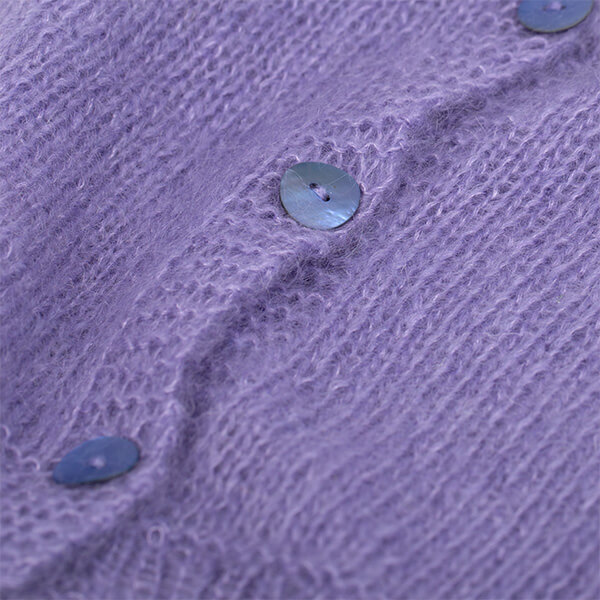 Šios sagos yra pagamintos iš kriauklės, apvalios formos, violetinės perlamutro spalvosPriežiūra: galima skalbti skalbimo mašinoje, 40°C Pagaminta: Japonija
Žaliavos kilmė: kriauklė iš Japonijos