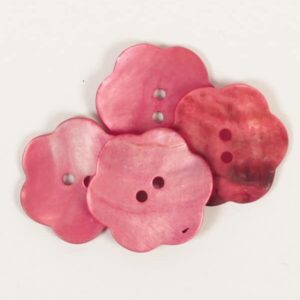 Raudonos spalvos Drops saga iš kriauklės. Gėlės formos saga su dvejomis skylutėmis. Sagos dydis 15 mm ir 25 mm. siuludama