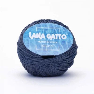 silky SS23 b2 1536x1536 1 - Siulų dama - siūlai mezgėjoms megzti kojines megztinius šalikus šalikas megztinis siūlų parduotuvė pigiausi siūlai geriausi pasiūlymai nemokama registracija - Siūlų Dama Siūlų pasaulis https://siuludama.lt Lana Gatto <strong>Sudėtis</strong>: 100% šilkas <strong>Svoris/ilgis</strong>: 50 g apie 214 m <strong>Rekomenduojamas virbalų dydis</strong>: 3.00 mm <strong>Priežiūra</strong>: skalbti rankomis, lyginti nekarštu lygintuvu (1) LNG-silky