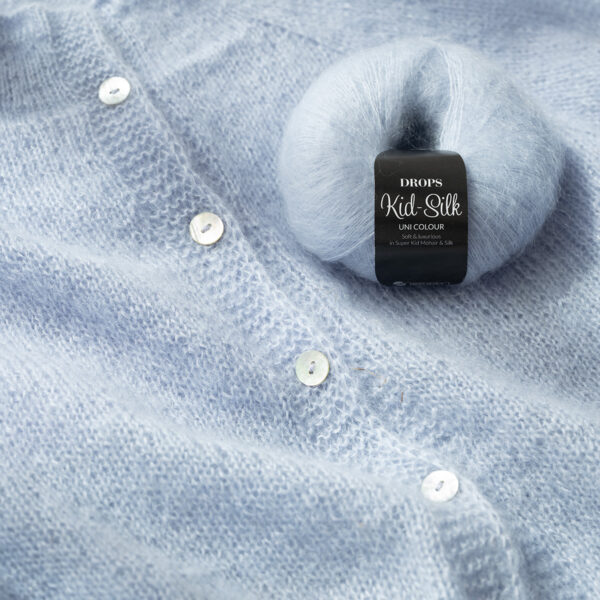 Drops Kid Silk mohera šilkas mezgimo siūlai – lengvi purus moheros siulai – siulu dama – norvegiski siulai – svelnus moherio ir silko siulai – skaru ir saliu mezgimui - pukuoti siulai - 25%silkas 75% mohera- silti siulai - mezgimui masina- mezgimo siulai - purus - svelnus - pukuoti siulai-pridetinis siulas