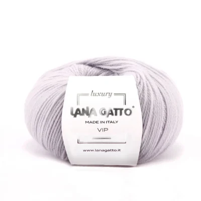 Vip Lana Gatto - Siulų dama - siūlai mezgėjoms megzti kojines megztinius šalikus šalikas megztinis siūlų parduotuvė pigiausi siūlai geriausi pasiūlymai nemokama registracija - Siūlų Dama Siūlų pasaulis https://siuludama.lt Lana Gatto <strong>Sudėtis</strong>: 80 % merino vilna, 20% kašmyras <strong>Svoris/ilgis</strong>: 50 g apie 200 m <strong>Rekomenduojamas virbalų dydis</strong>: 3.50 mm <strong>Priežiūra</strong>: skalbti rankomis, lyginti nekarštu lygintuvu (1) LNG-vip