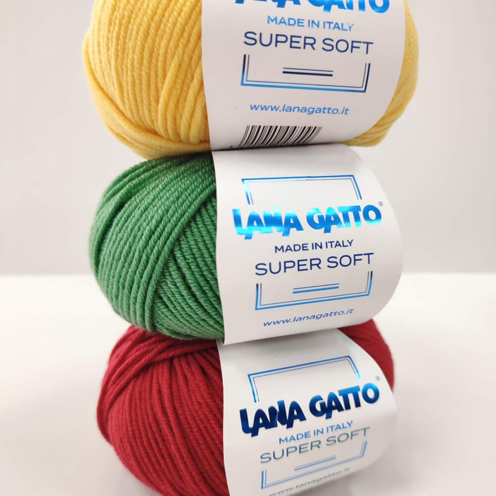 Merino vilnos siūlų rinkinys, iš kurio išeis numegzti suaugusiojo, ar vaikišką kepurę, keli komplektai riešinių, galvajuostė, gobtuvą kaklui ir pan.

&nbsp;

Siūlai: Lana Gatto Super Soft (Italija)

Sudėtis: 100% merino vilna
Svoris/ilgis: 50 g = 125 m
Rekomenduojamas virbalų dydis: 4-5 mm
Mezgimo tankumas: 10 x 10 cm=21 akys x 28 eilių
Priežiūra: skambimas rankomis