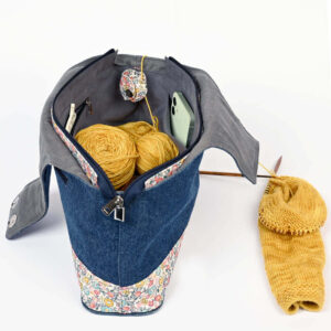 Ideali dovana keliaujančiai mezgėjai

Sumanios formos mezgėjos krepšys sukurtas taip, kad tvirtai tilptų rankoje arba ant riešo. Rankena minkšta, zomšinė, plokščias dugnas, telpa iki 300gr verpalų

Mezginių krepšelis, nešiojamas ant riešo:

užtraukiamas užtrauktuku
viduje 5 kišenėlės virbalams
kišenė telefonui
vidinė kišenėlė su užtrauktuku
viduje pritvirtinta detalė, patogiam siūlo padavimui

Išorinė dalis pagaminta iš aukštos kokybės džinsinio bei gėlėmis marginto medvilnės audinio, o vidinė dalis iš švelnios zomšos.

Išmatavimai: 38 x 36 x 10 cm

Gamintojas: Knitpro

 