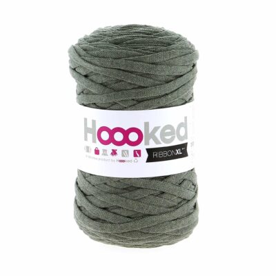 ribbon xl juostele scaled - Siulų dama - siūlai mezgėjoms megzti kojines megztinius šalikus šalikas megztinis siūlų parduotuvė pigiausi siūlai geriausi pasiūlymai nemokama registracija - Siūlų Dama Siūlų pasaulis https://siuludama.lt Hooked <strong>Sudėtis</strong>: 80 % perdirbta medvilnė, 20 % kita <strong>Svoris/ilgis</strong>: 250 g apytiksliai 120 m <strong>Rekomenduojamas virbalų dydis</strong>: 8.00 - 12.00 mm HOO-ribbonxl