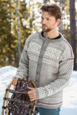 Peer Gynt - Sandnes Garn - gryna norvegiška vilna - vilnoniai mezgimo siulai - ziemiski siulai - silti siulai - siulai megztiniams kardiganams megzti - norvegiski mezgimo rastai - vyriskas megztinis