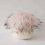 06 rožinis juodais galiukais bumbulas kepurei