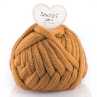 Rosarios 4 LALALA 21 - Siulų dama - siūlai mezgėjoms megzti kojines megztinius šalikus šalikas megztinis siūlų parduotuvė pigiausi siūlai geriausi pasiūlymai nemokama registracija - Siūlų Dama Siūlų pasaulis https://siuludama.lt Rosarios4 <strong>Sudėtis</strong>: 100 % organiška vilna <strong>Svoris/ilgis</strong>: 200 g apie 50 m <strong>Rekomenduojamas virbalų dydis</strong>: 15.0 mm <strong>Priežiūra</strong>: skalbti rankomis ROS-lalala