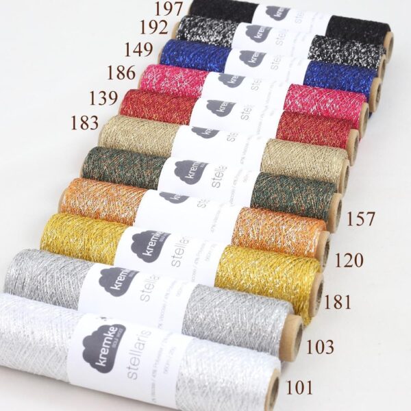 stellaris kremke liureksas - Siulų dama - siūlai mezgėjoms megzti kojines megztinius šalikus šalikas megztinis siūlų parduotuvė pigiausi siūlai geriausi pasiūlymai nemokama registracija - Siūlų Dama Siūlų pasaulis https://siuludama.lt Kremke <strong>Sudėtis:</strong> 47 % viskozė, 41 % poliesteris, 12 % metalizuotas pluoštas <strong>Svoris/ilgis</strong>: 25 g apie 560 m <strong>Rekomenduojamas virbalų dydis</strong>: 1,5 mm <strong>Priežiūra</strong>: skalbimas rankomis KRE-stellaris