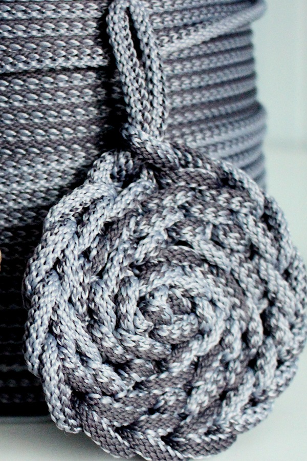 marga pilka - Siulų dama - siūlai mezgėjoms megzti kojines megztinius šalikus šalikas megztinis siūlų parduotuvė pigiausi siūlai geriausi pasiūlymai nemokama registracija - Siūlų Dama Siūlų pasaulis https://siuludama.lt <strong>Storis</strong>: 6 mm storio <strong>Ilgis</strong>:  200 metrų virvės ritėje <strong>Rekomenduojamas vąšelis:</strong> nuo 8 mm iki 12 mm (priklauso nuo norimo tamprumo) VRV-marga-6mm