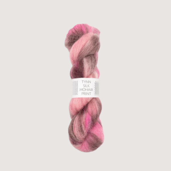 tynn silk mohair print - Siulų dama - siūlai mezgėjoms megzti kojines megztinius šalikus šalikas megztinis siūlų parduotuvė pigiausi siūlai geriausi pasiūlymai nemokama registracija - Siūlų Dama Siūlų pasaulis https://siuludama.lt Sandnes Garn <strong>Sudėtis</strong>: 57 % mohera, 28 % vilna, 15 % šilkas <strong>Svoris/ilgis</strong>: 50 g apie 424 m <strong>Rekomenduojamas virbalų dydis</strong>: 3.00 – 5.00 mm <strong>Priežiūra</strong>: skalbti mašina iki 30°C print-tynn silk mohair
