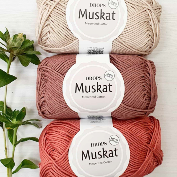 Drops Muskat-100%-merserizuota-medvilne-vasariniai siulai-mezgimo-nerimo-50g-100m-vidutinio storio-svytintys-blizgus-didelis spalvu asortimentas-didelis spalvynas-grazios spalvos-padekliukam-namu tekstilei-palaidinei-megztukui-mazyliu rubams-rankiniu nerimui-terboms-zaislu nerimui-oeko tex- medvilnes siulai-Siulu dama